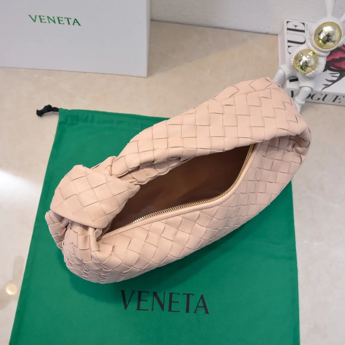 Batch 1460 BV Bottega Veneta 2022 Early Spring New Ladies Medium JODIE Handbag BV Bag 🔥The new method is to round the corners on the original basis and knot the round hobo bag with classic woven leather. The most iconic triangular pull-out design, using sheepskin draped soft shape, is super suitable for concave shapes~ Jodie feels really gentle to people, and is definitely the best item for daily matching. It has the same weave, new elements and twists, and is versatile. It is the new favorite of street style Internet celebrities! Size: 36*21*13 Model: 6697